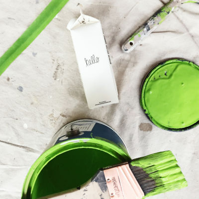 Grüner Farbtopf mit Pinsel – Foto: Unsplash | by Boxed Water Is Better Grüner Farbtopf mit Pinsel – Foto: Unsplash | by Boxed Water Is Better