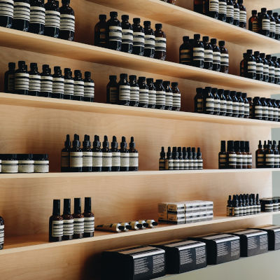Shopregal mit diversen Flaschen – Foto: Unsplash | by Francesca Grima Shopregal mit diversen Flaschen – Foto: Unsplash | by Francesca Grima